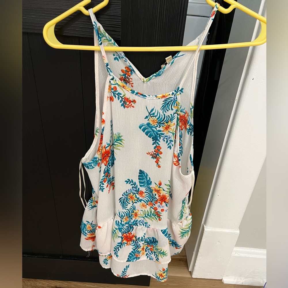 Women’s Floral Boutique Style Tanktop size medium